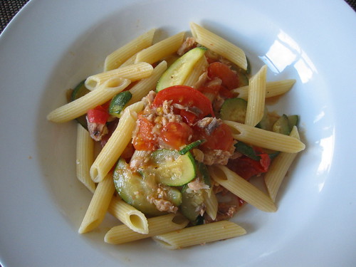 Penne with salmon, zucchini and tomatoes