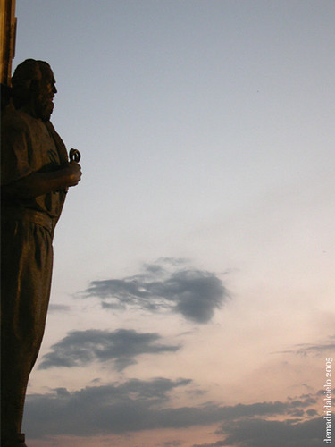 Estatua de San Pedro en la Catedral de la Almudena